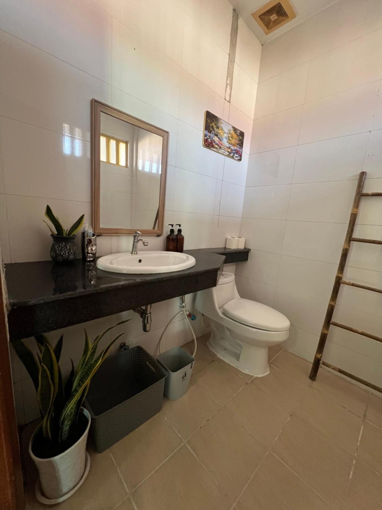D32 Homestay Near Airport Behind Brown Coffee Airport بنوم بنه المظهر الخارجي الصورة