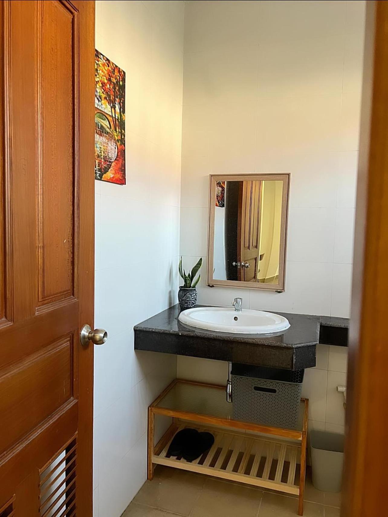 D32 Homestay Near Airport Behind Brown Coffee Airport بنوم بنه المظهر الخارجي الصورة